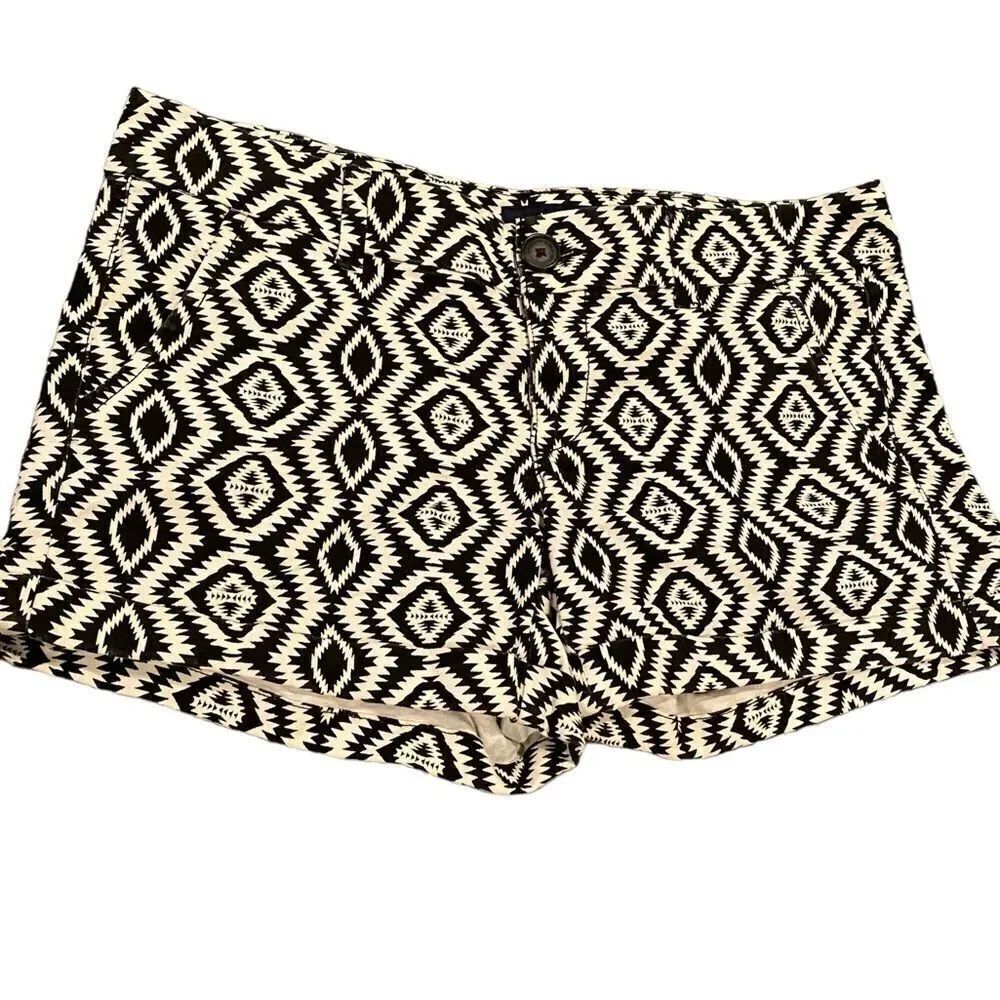 American Eagle Navajo Print Shorts Size 4 Black & White
